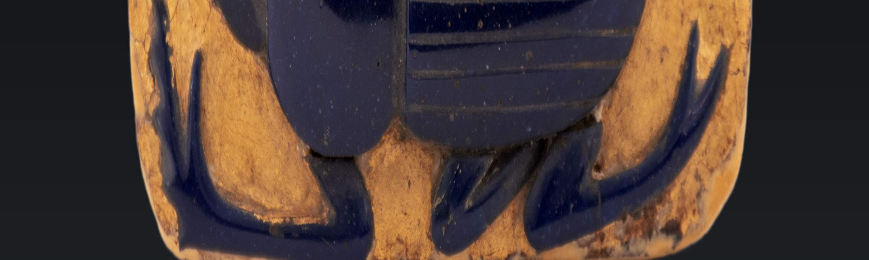 聖甲蟲護身符 
後期埃及（公元前 664–公元前 332 年） 玻璃、木、金 
埃及國家博物館
© 埃及最高文物 委員會