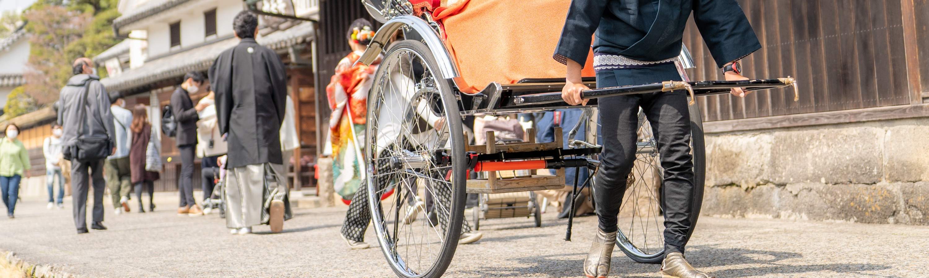 คุณจะได้สัมผัสประสบการณ์ทางวัฒนธรรมได้ทันทีที่ ไอวี่ สแควร์ (Ivy Square) และการสวมชุดกิโมโนที่ร้าน VASARA จะทำให้ประสบการณ์นั้นพิเศษยิ่งขึ้นไปอีก ไอวี่ สแควร์ (Ivy Square) เป็นพื้นที่ที่สวยงามใน: เขตเมืองเก่าคุราชิกิ บิคัง (Kurashiki Bikan District) และทุ