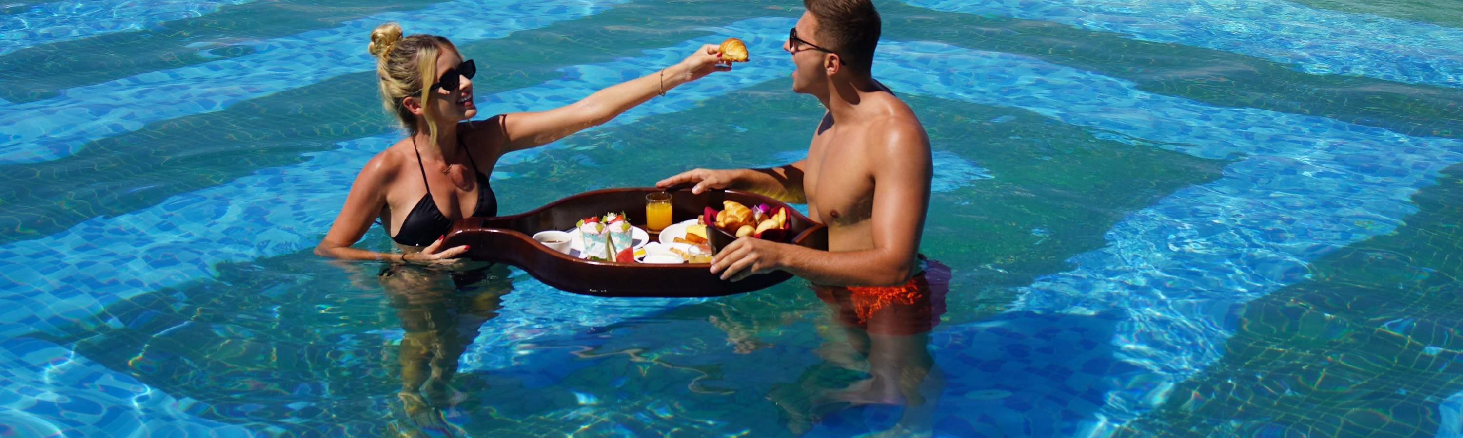 Petit-déjeuner flottant sur la piscine à débordement au Wyndham Danang Golden Bay