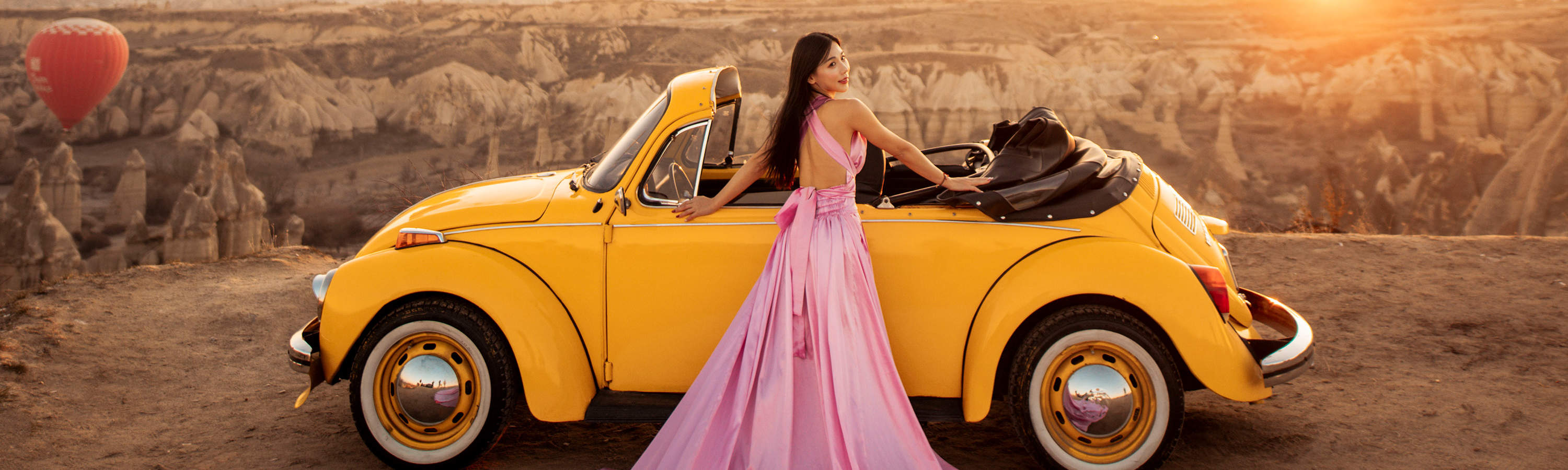 如夢似幻地漫步，感受緞面裙襬曳地，散發靜謐力量