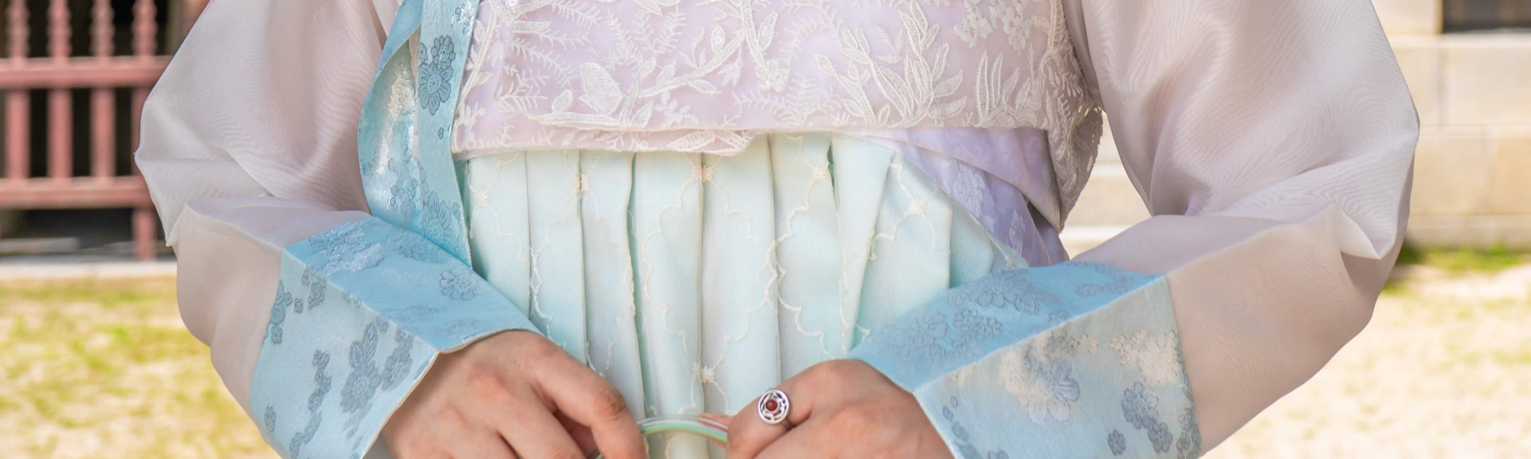 韓国の伝統衣装を着た女性