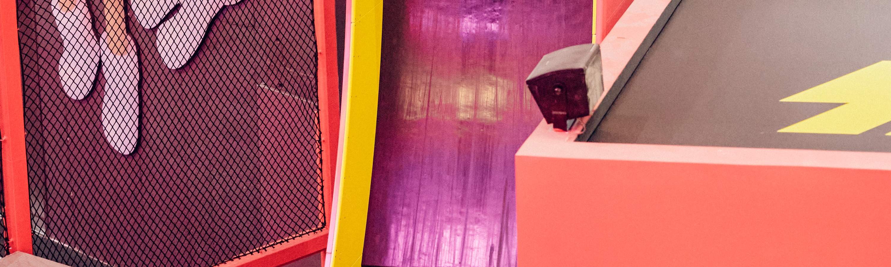 Rasakan kegembiraan bermain di lingkungan taman bermain kami yang canggih