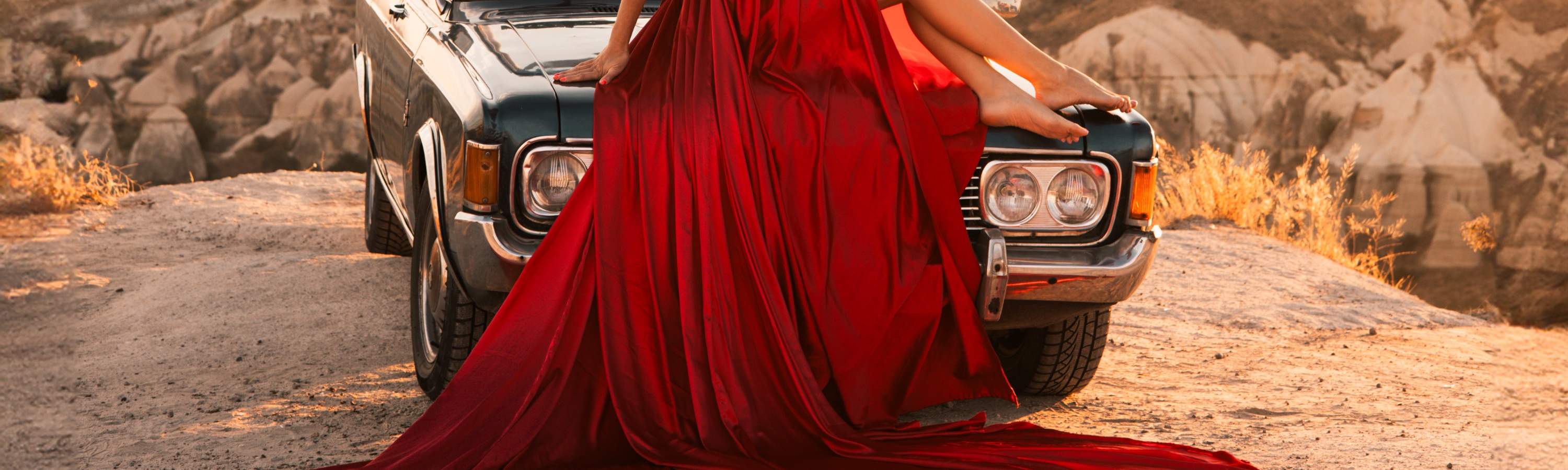 在微風吹拂的緞面與自然光影交織下，捕捉經典的時尚大片