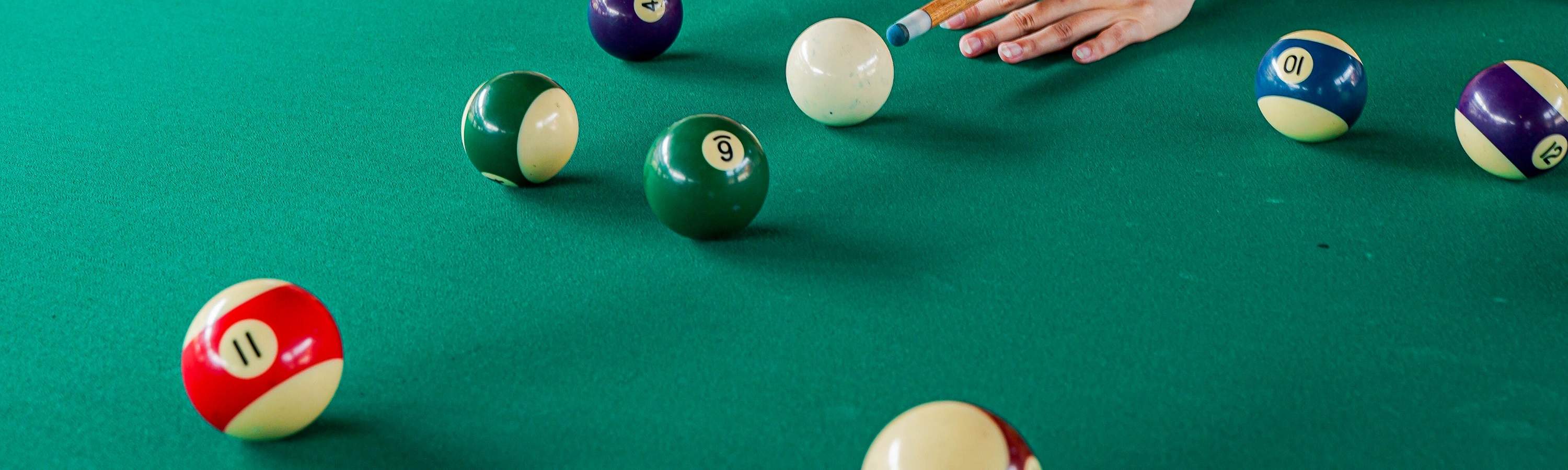 ビキニバーのインテリア - ビリヤード台とテレビ