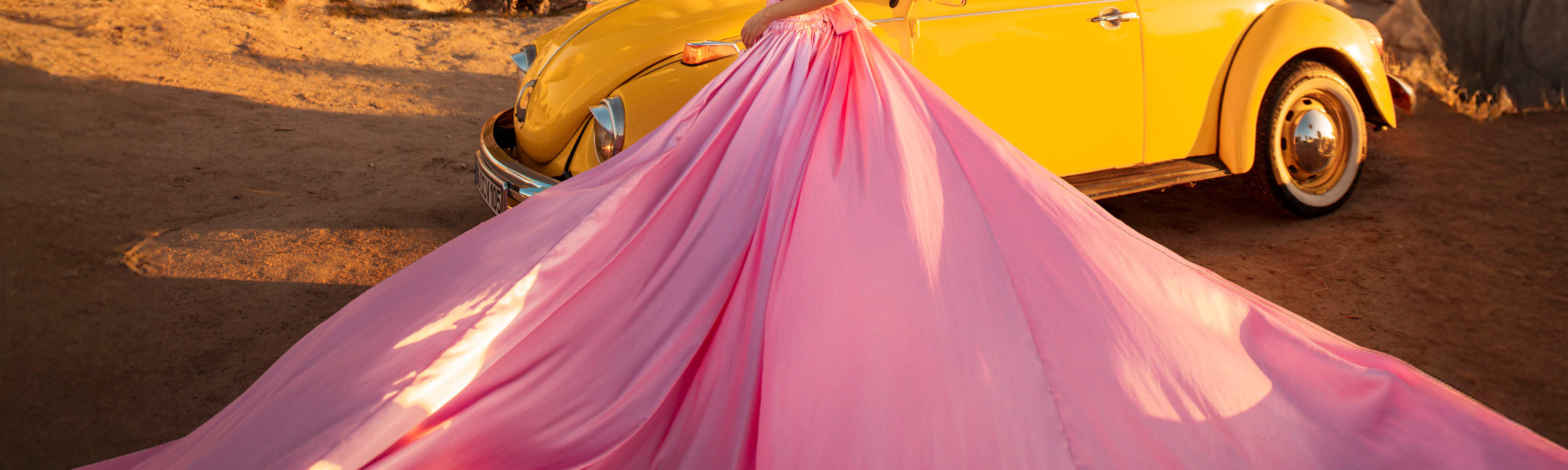 在耀眼的緞面洋裝中，捕捉柔美身段與大膽優雅