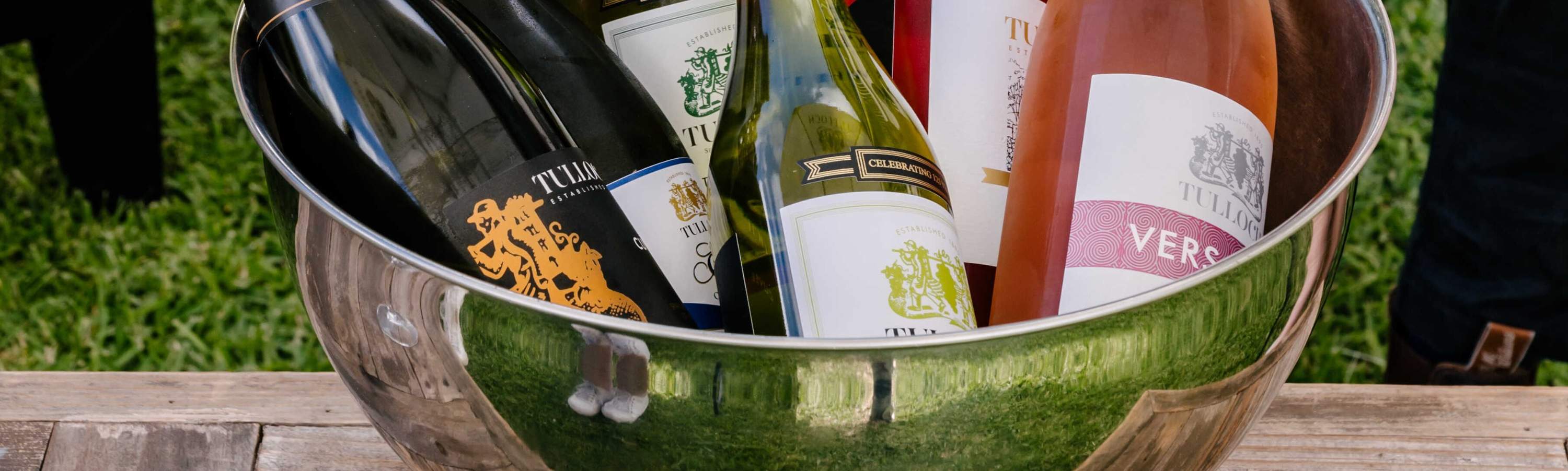 툴로크 와이너리(Tulloch Wines)의 셀러 도어에서 풍부한 와인 제조 역사를 만나보세요.