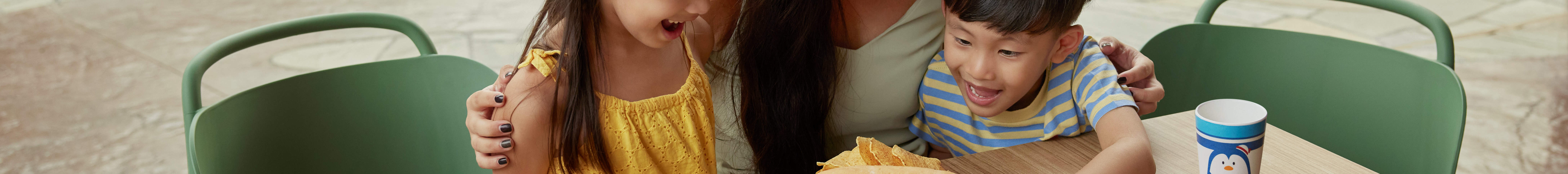 Mère avec deux enfants, satisfaits de la nourriture