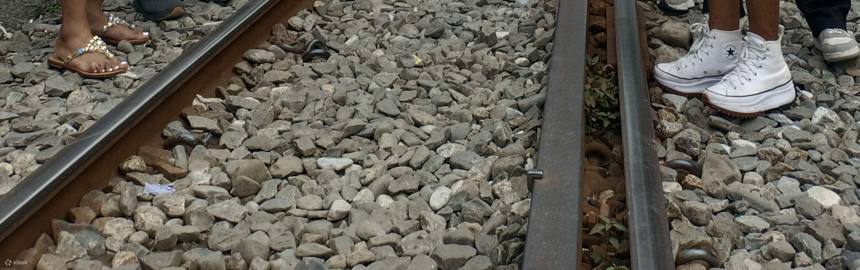 Teman-teman dari Honduras melepaskan lampion terbang di Grandma's Sky Lantern experience.