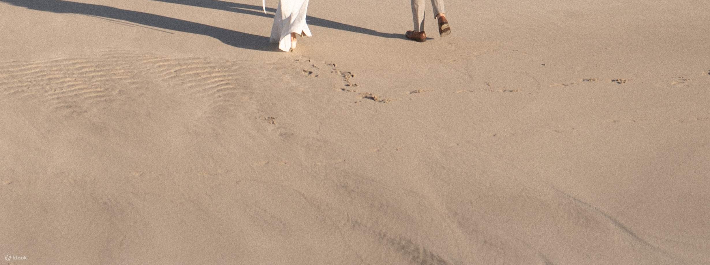 Sesi fotografi luar yang romantik dengan pemandangan Laut Biru Jeju yang menakjubkan — sesuai untuk kenangan pra-perkahwinan.