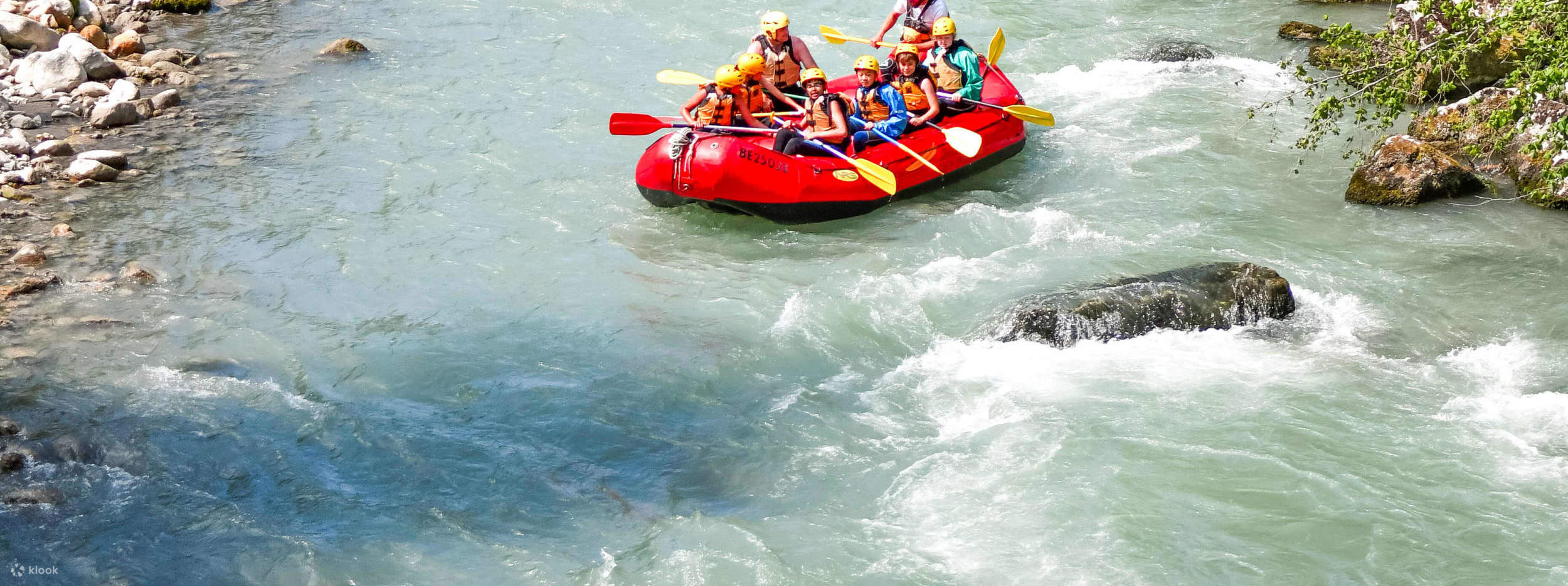 pelbagai rakit dengan pelancong di sungai
