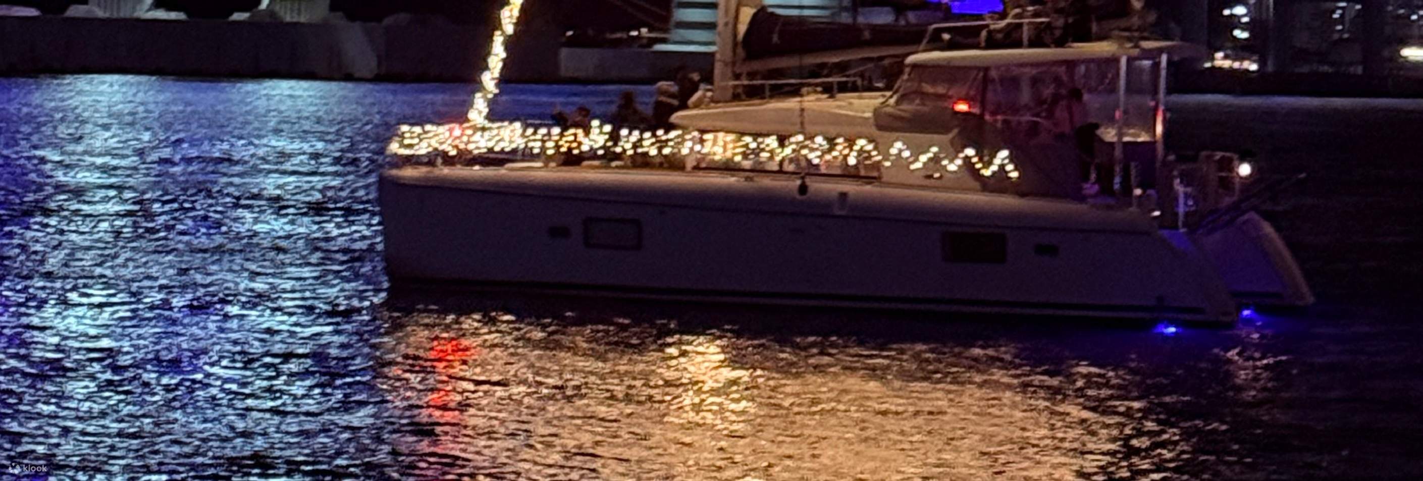 ¡Solo en temporada de invierno! ¡El yate con el árbol de Navidad más grande se acerca a ti!