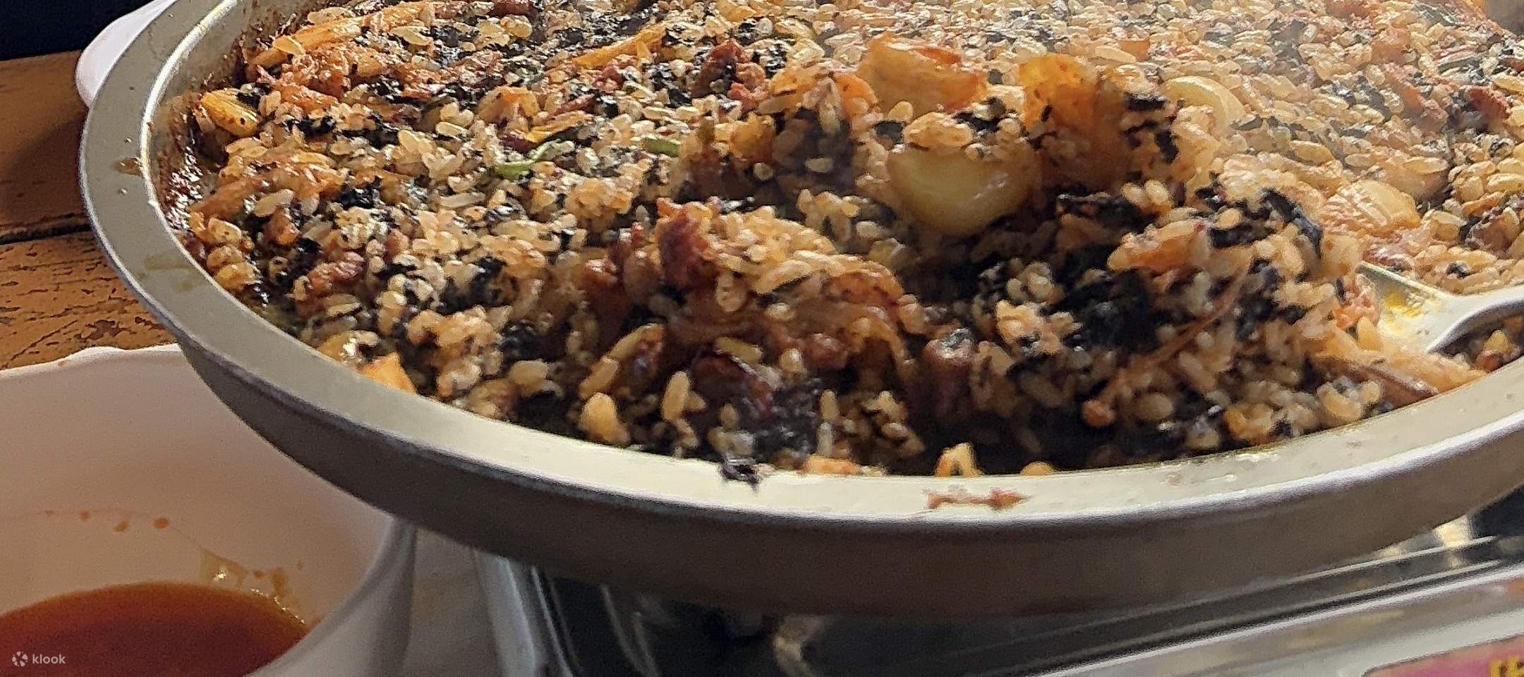 ¡Bienvenido a Corea! Hoy, vamos a disfrutar de una de las comidas coreanas más apreciadas: la BBQ coreana, aquí mismo en Busan.