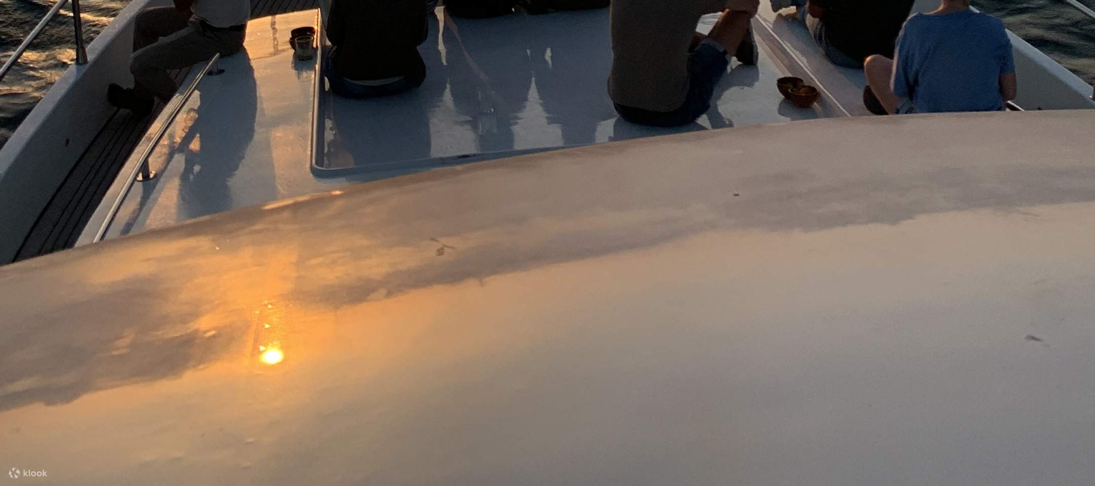 夕阳游艇巡航：美酒、音乐、小吃与趣味知识