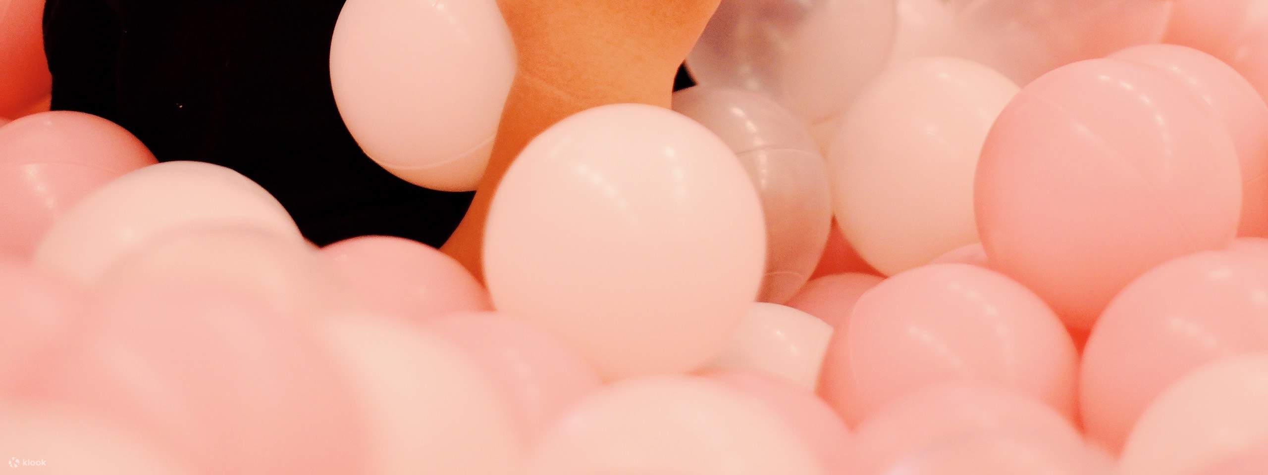 Lascia che i tuoi piccoli si tuffino nel divertimento nella nostra piscina di palline!