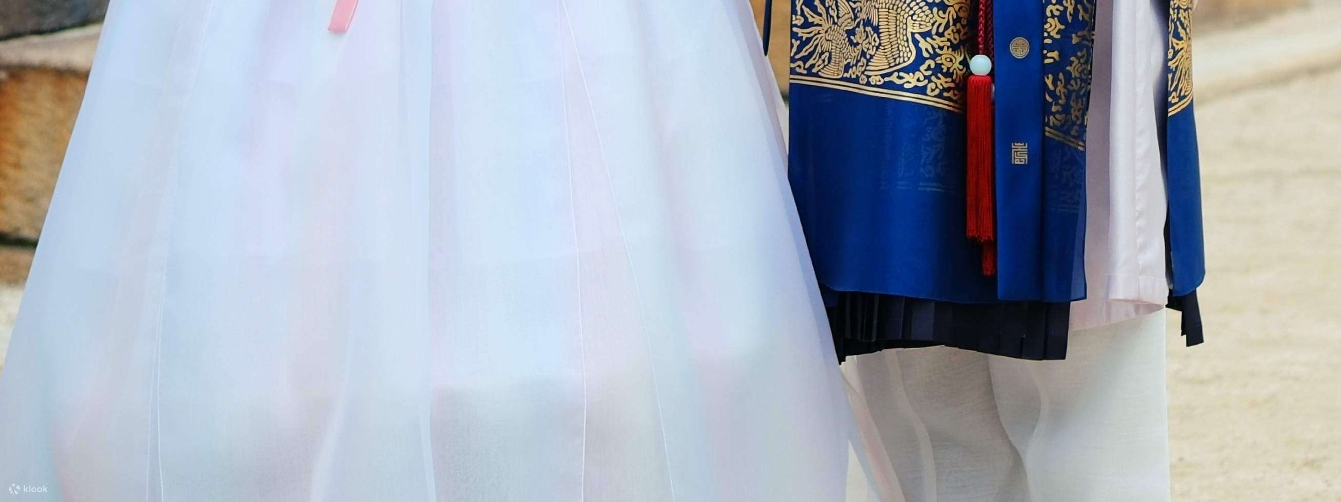 Es gibt eine höherwertige Option über unserer Premium Hanbok Linie, die als Special Hanbok bezeichnet wird. Diese Option ist nicht auf der Webseite aufgeführt, aber Sie können vor Ort darauf upgraden.