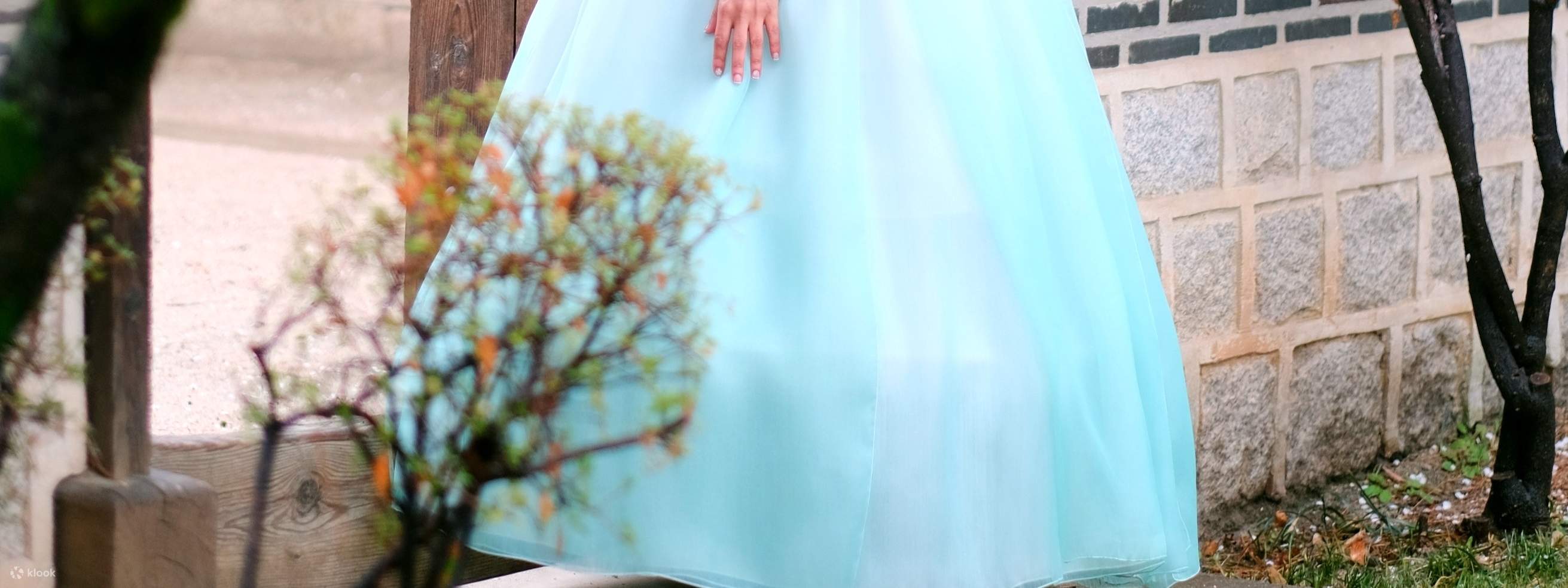 Hanboks mit einer anmutigen, traditionellen Silhouette und einer dezent luxuriösen Verarbeitung wie dieser werden als Premium Hanbok klassifiziert.