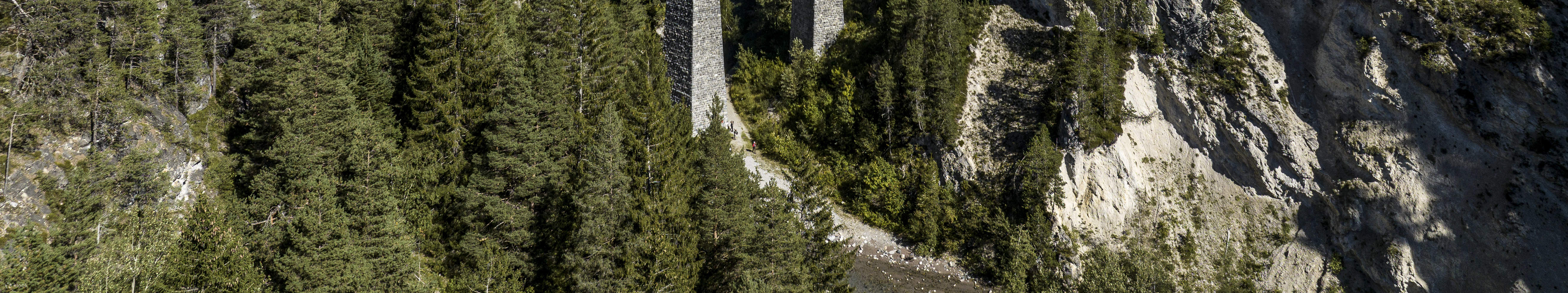 Bernina Express en el viaducto de Landwasser, Grisones