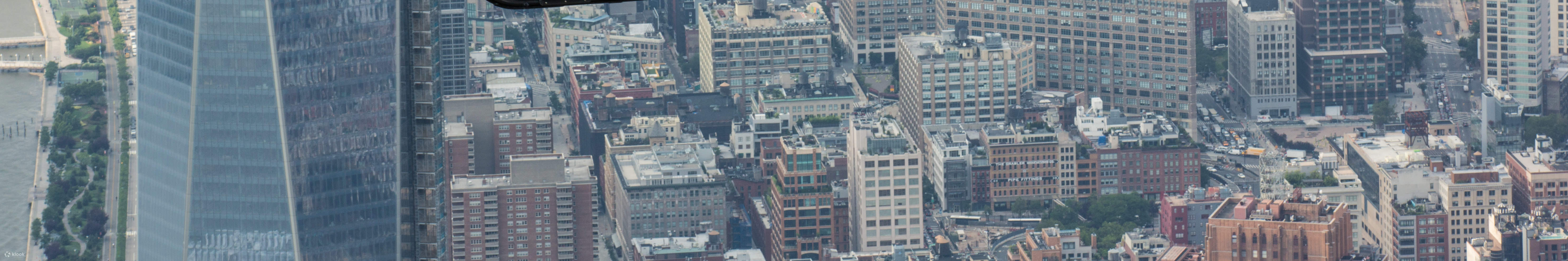 Ammira il maestoso One World Trade Center da un emozionante giro in elicottero