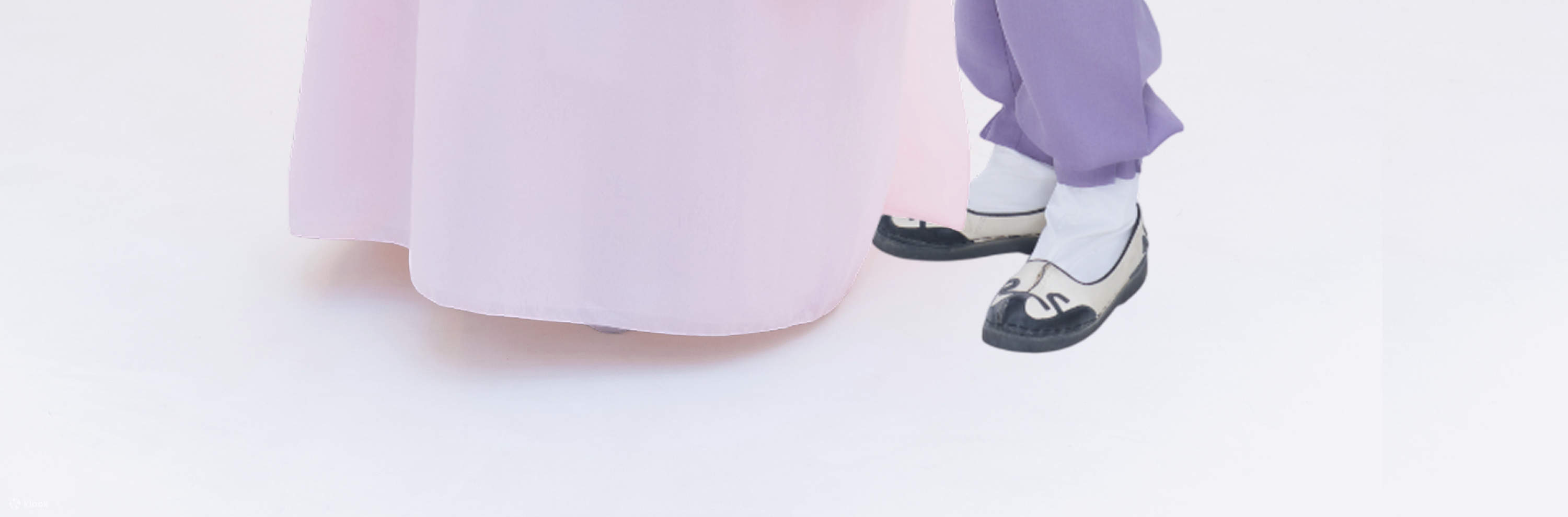 Hanbok Dasar adalah versi sederhana dan anggun dari pakaian tradisional Korea.