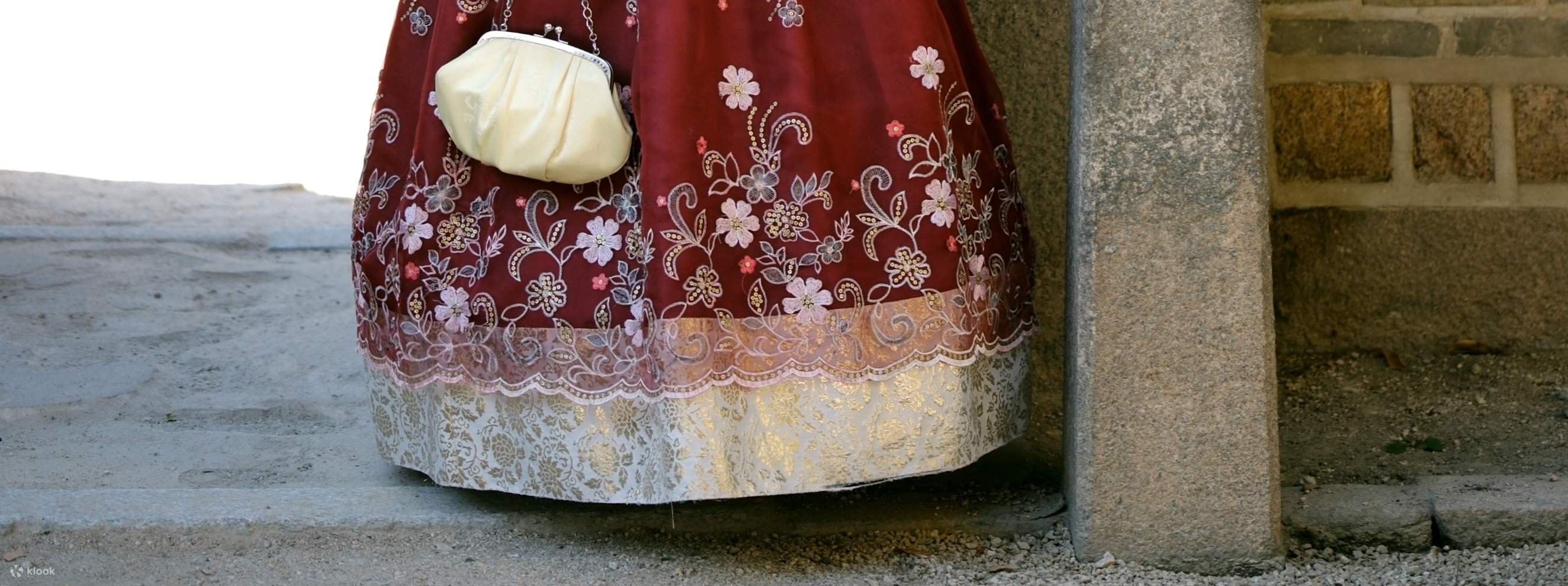 Hanbok mit aufwendigen Stickereien und opulenten Details wird als Luxus-Hanbok kategorisiert.
