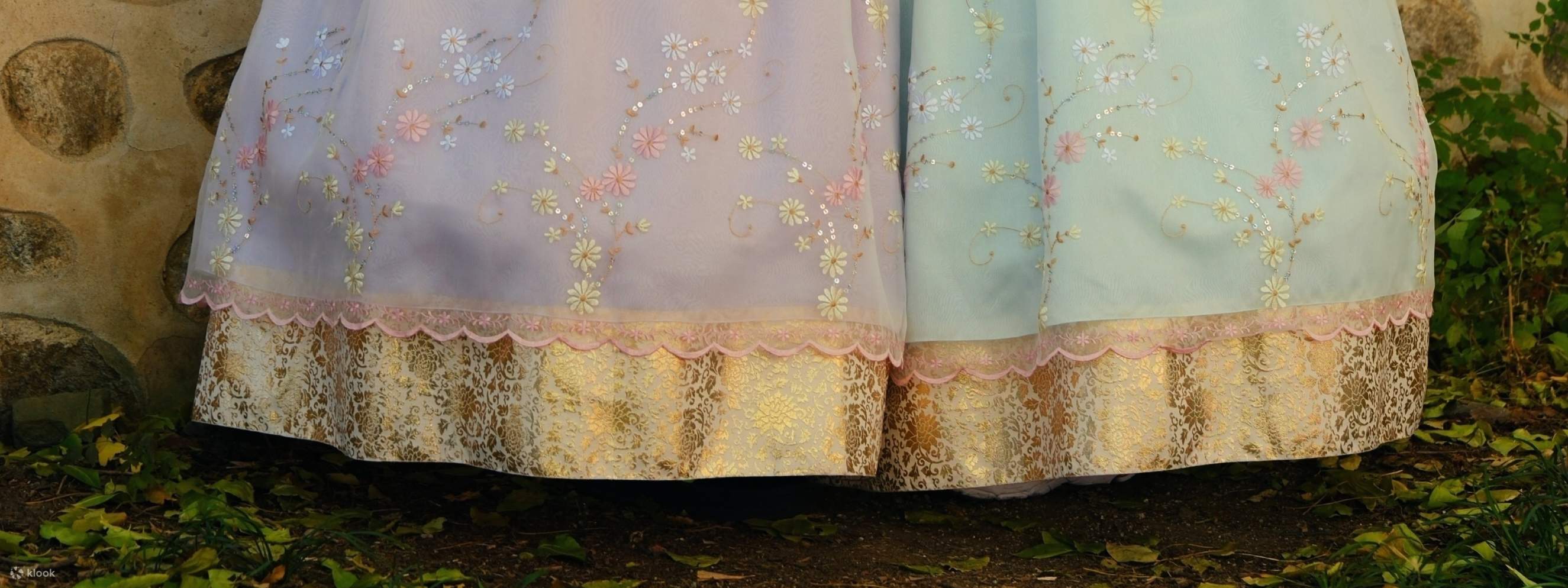 Hanbok mit aufwendigen Stickereien und opulenten Details wird als Luxus-Hanbok kategorisiert.