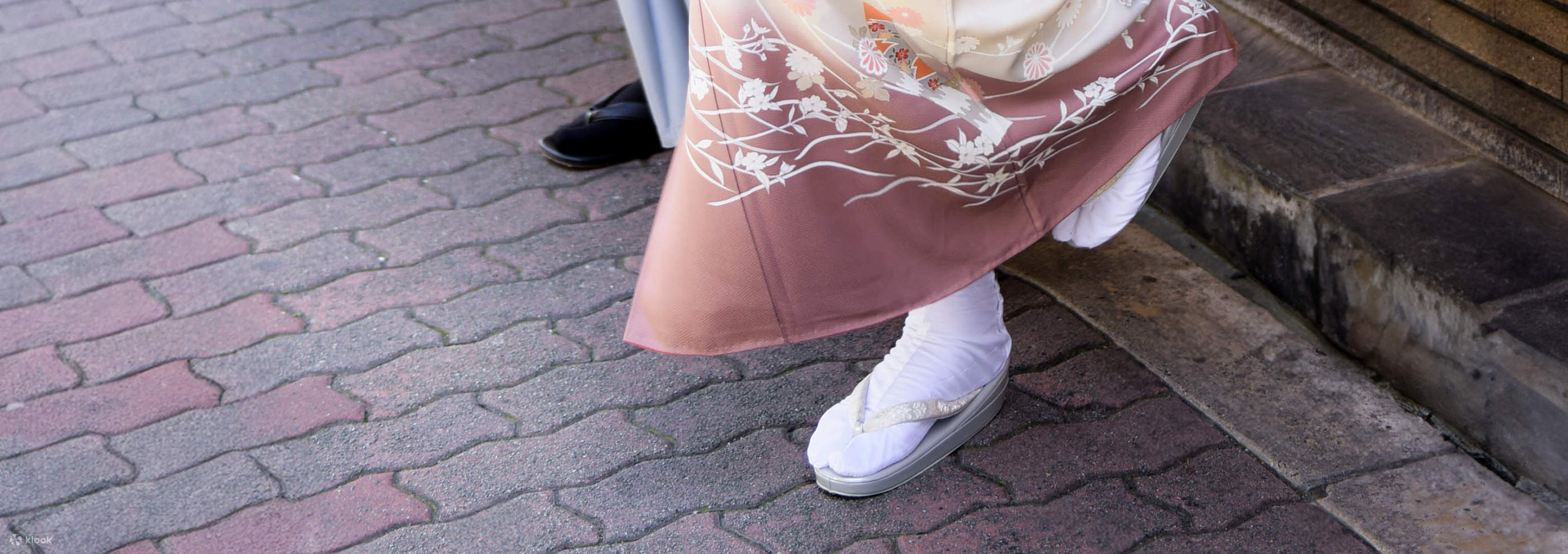 Вы наденете кимоно, и вас сфотографируют в студии или на открытом воздухе.