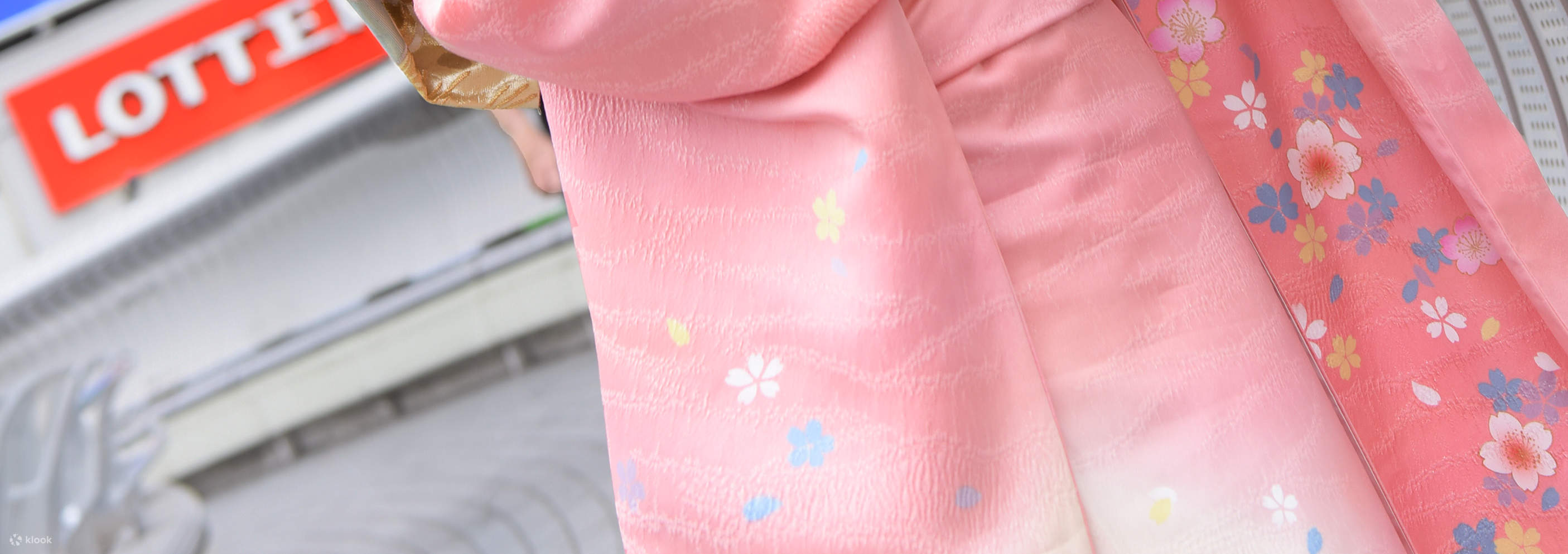 Вы наденете кимоно, и вас сфотографируют в студии или на открытом воздухе.