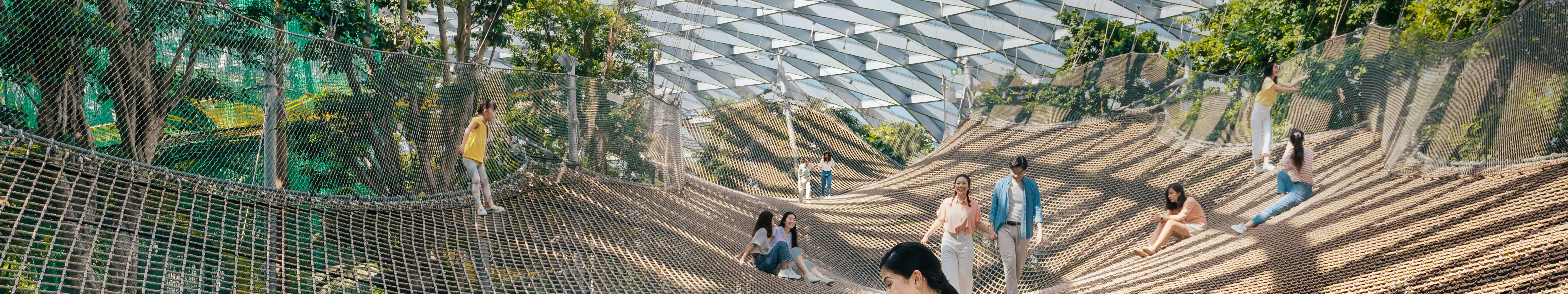 人们在新加坡星耀樟宜步行网（Manulife Sky Nets）