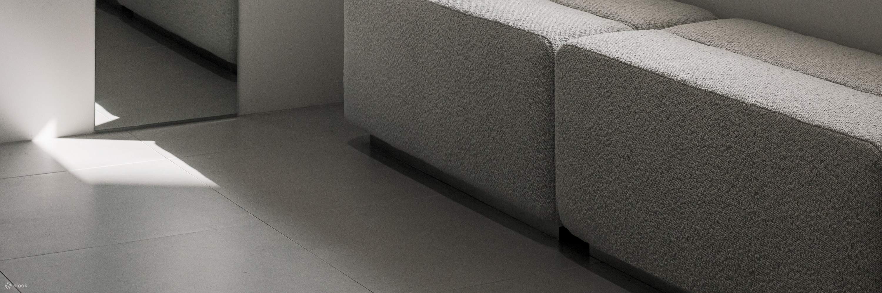 Ambil gambar yang cantik dari tingkap yang membenarkan cahaya semula jadi masuk