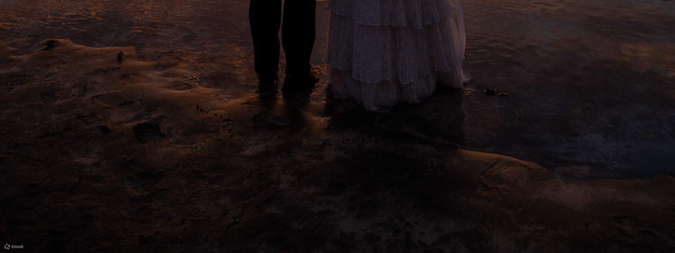 Sesi fotografi luar yang romantik dengan pemandangan Matahari Terbenam Jeju yang menakjubkan — sesuai untuk kenangan sebelum perkahwinan.