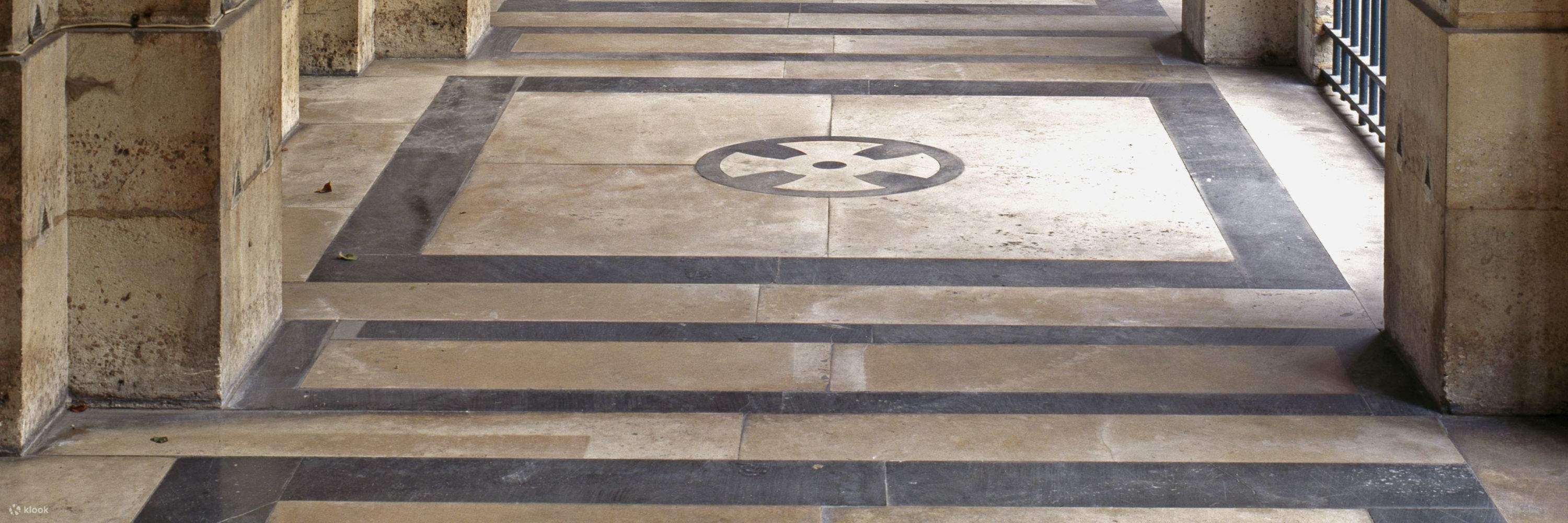 參觀贖罪禮拜堂 (Chapelle Expiatoire)，了解其建築與歷史。