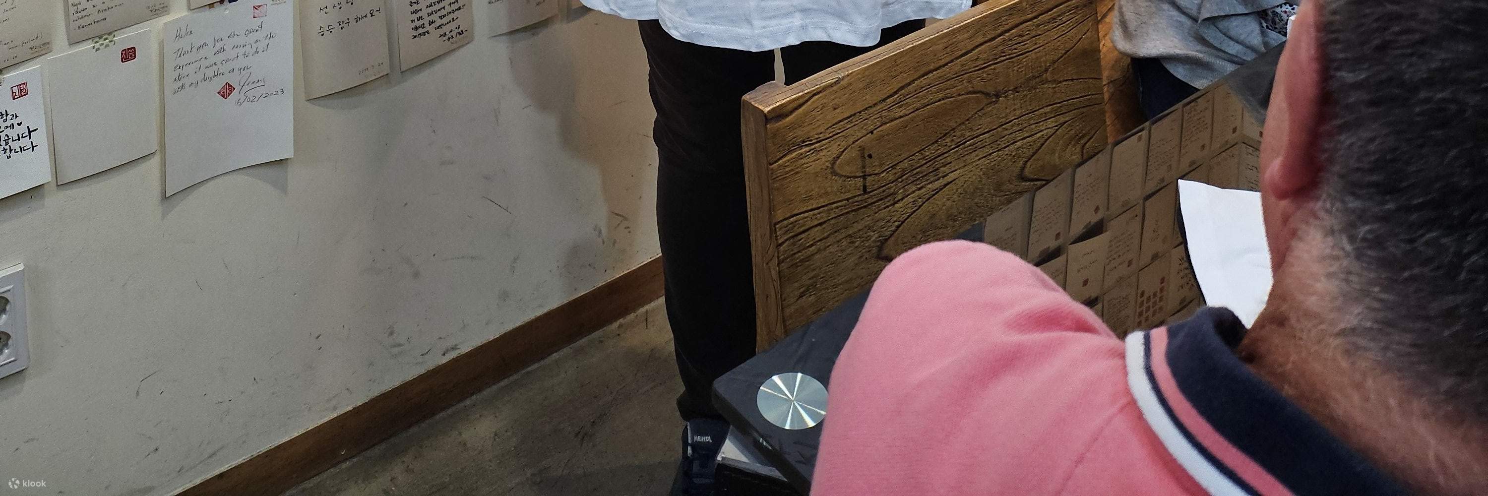 Crea una maglietta con il tuo nome in Hangul a Insadong, Seoul