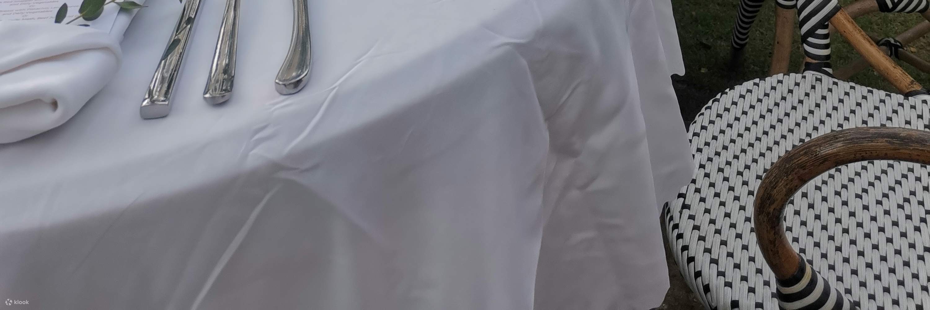 寺廟樹下的餐桌