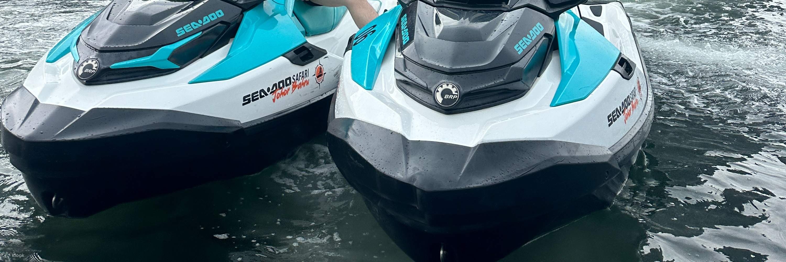 Un pato con cuatro motos de agua 