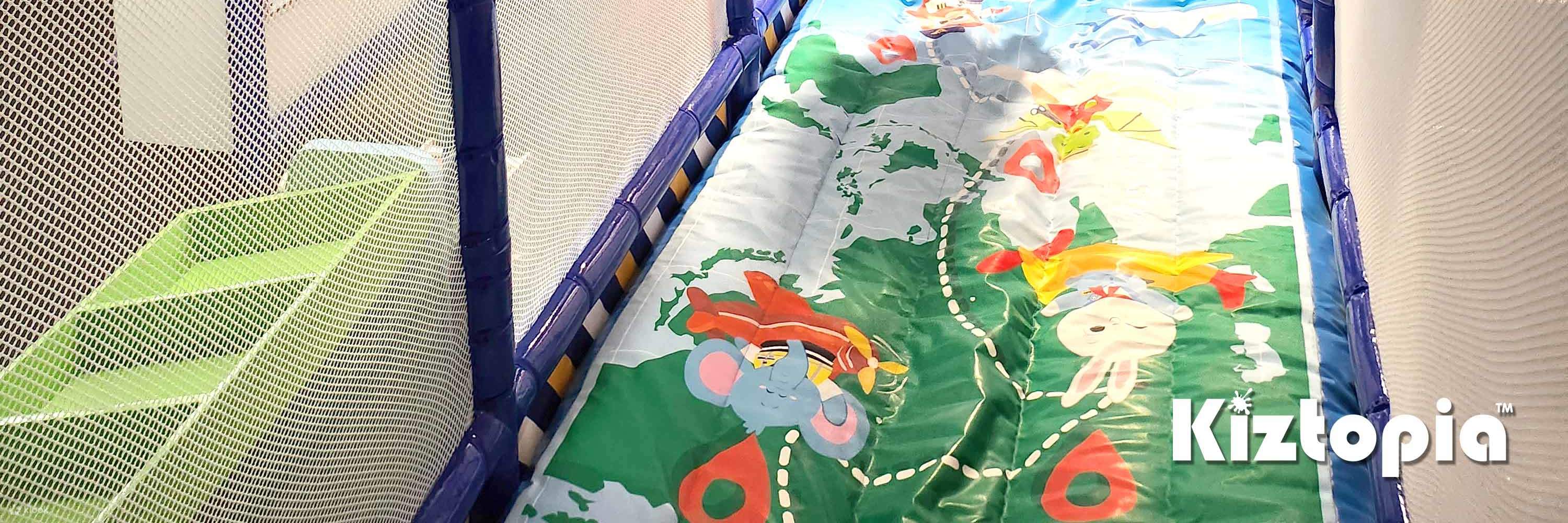 bambino che si dondola sull'attrazione