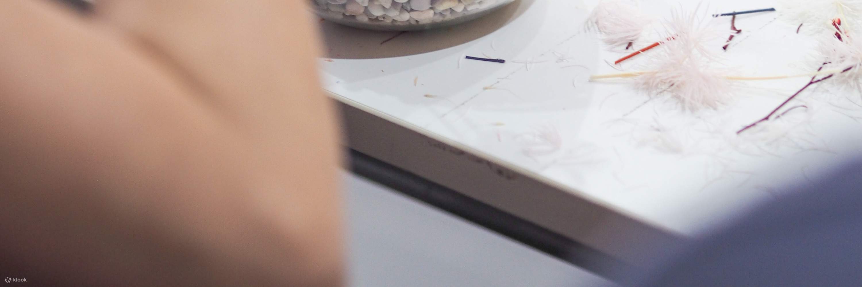 personne arrangeant les fleurs