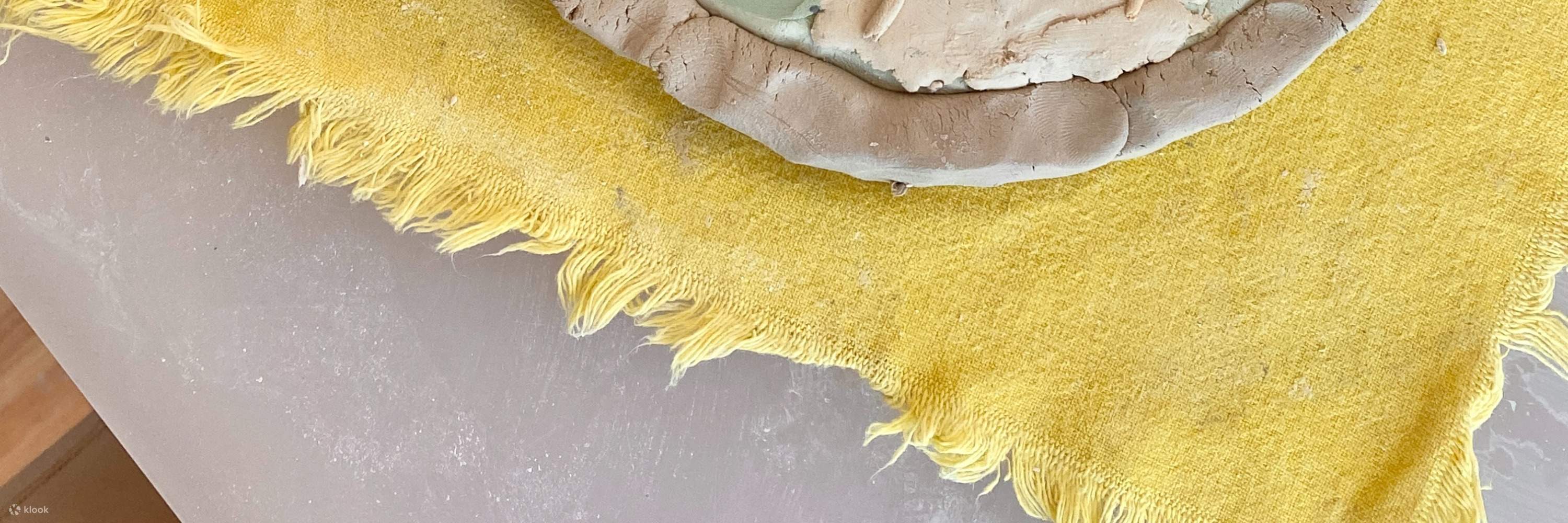 จานที่ทำจากดินสี