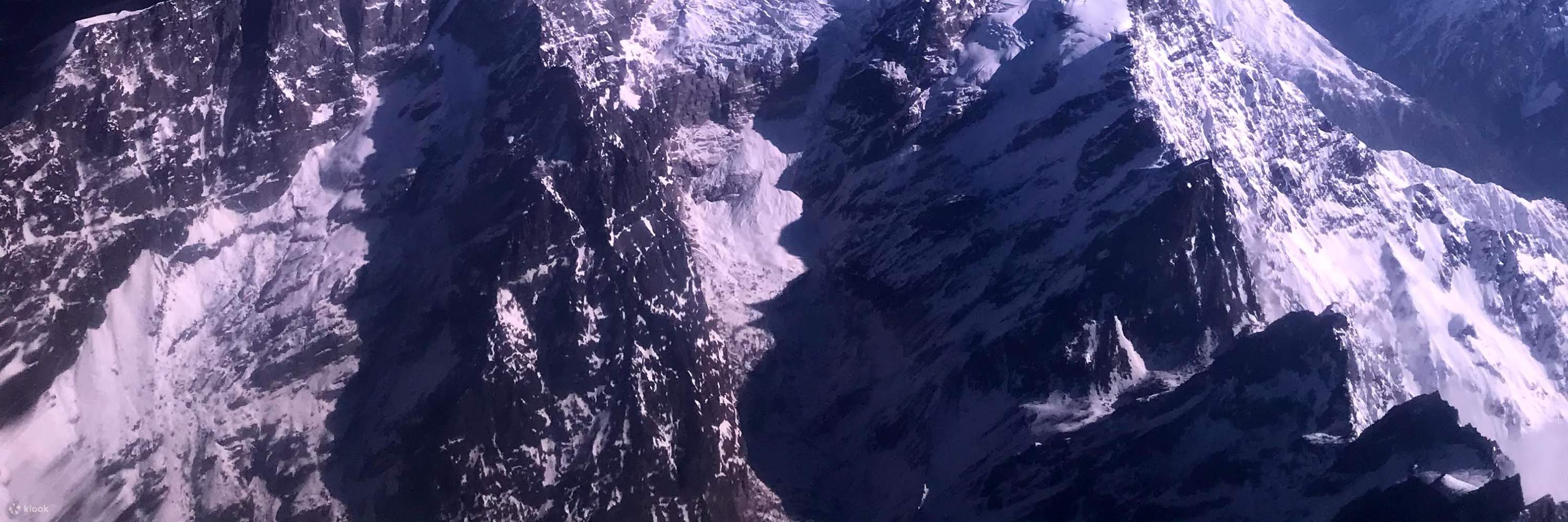 Pemandangan Gunung dari Tingkap Kapal Terbang