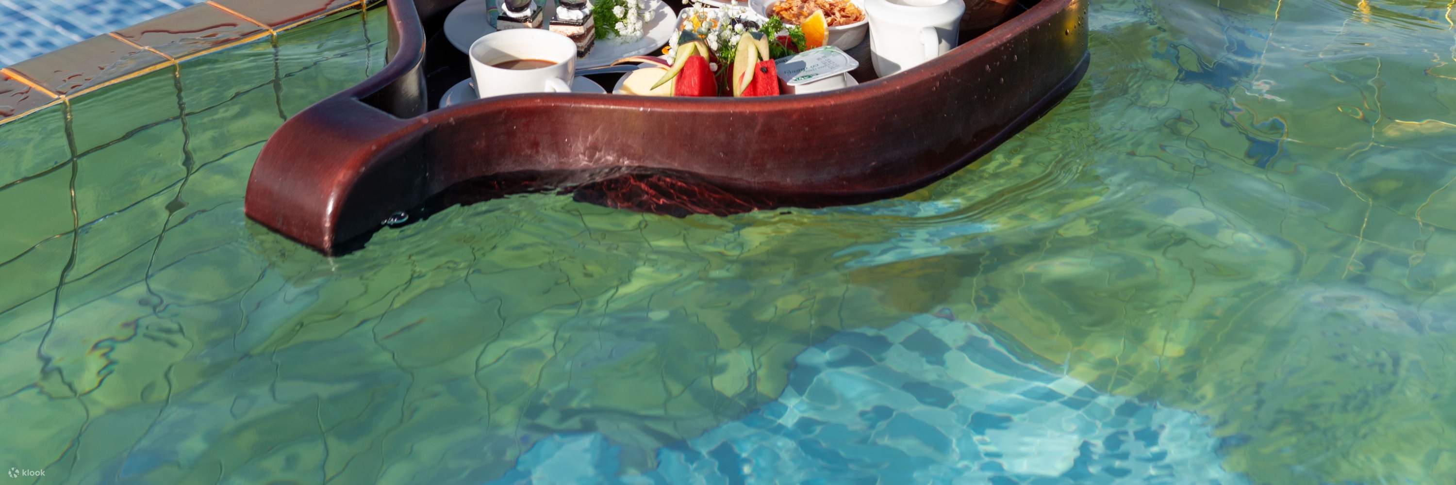 Colazione galleggiante nella piscina a sfioro al Wyndham Danang Golden Bay