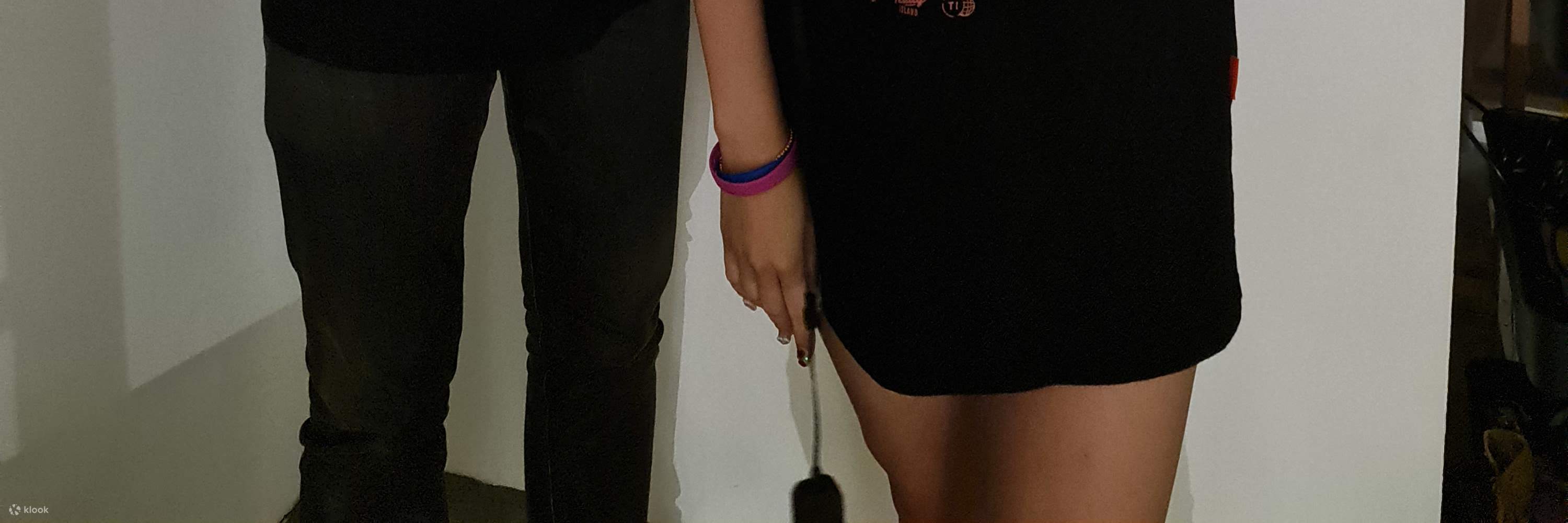 一對夫婦和他們的霓虹燈藝術品