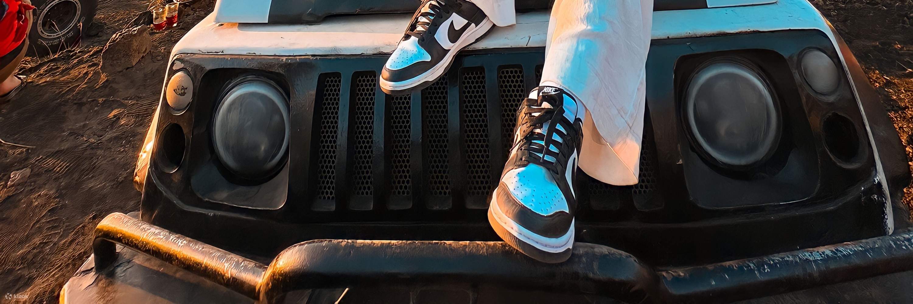 cặp đôi trên xe jeep