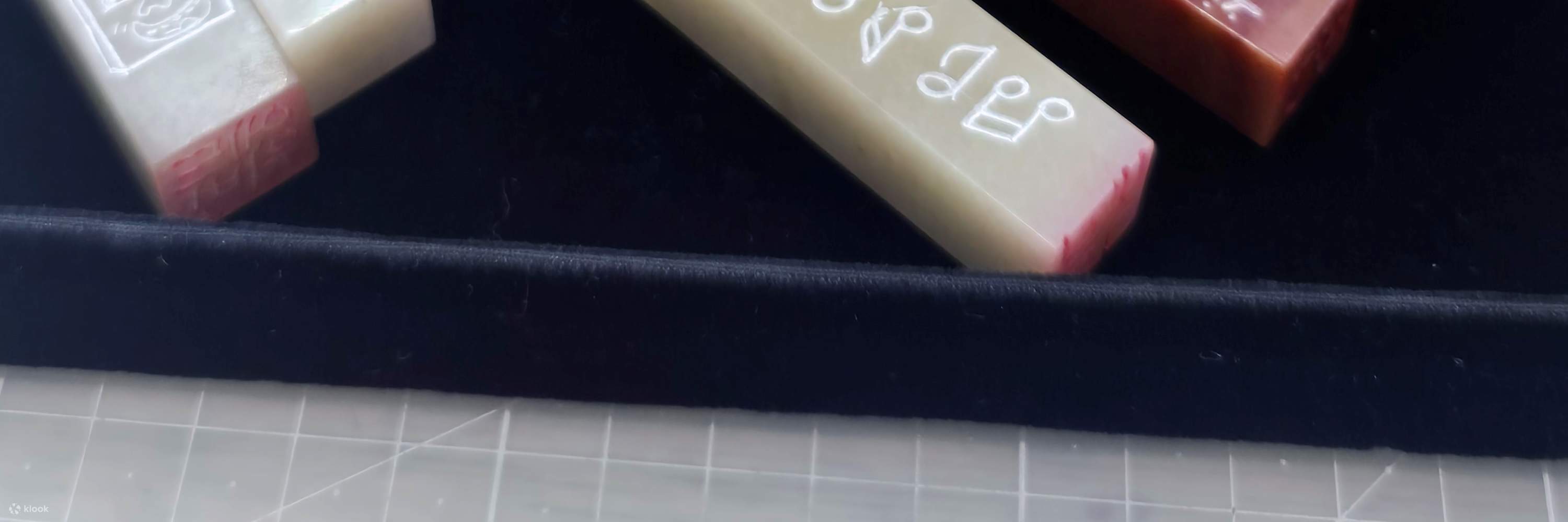 Suvenir Perjalanan Korea Terbaik! Stempel buatan tangan ini, yang dirancang dan diukir secara pribadi oleh anda di Seoul, jantung K-Pop dan K-Drama, akan menjadi suvenir terbaik untuk secara jelas menyimpan kegembiraan kunjungan anda ke Korea. Bagikan pen