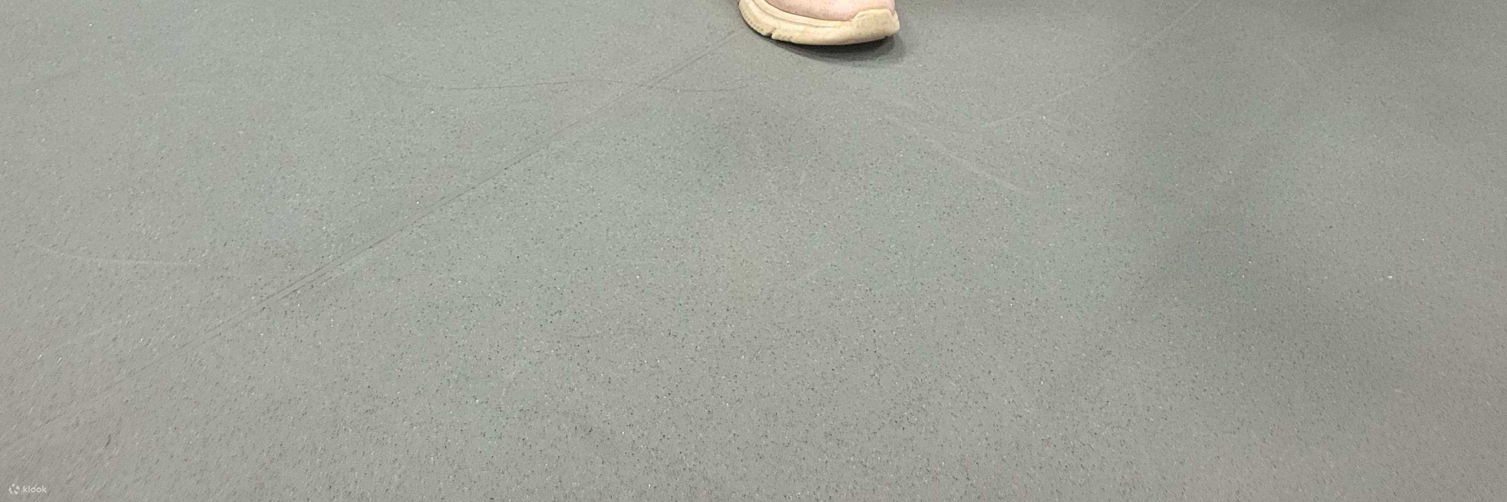 Cô gái chơi game bắn súng VR