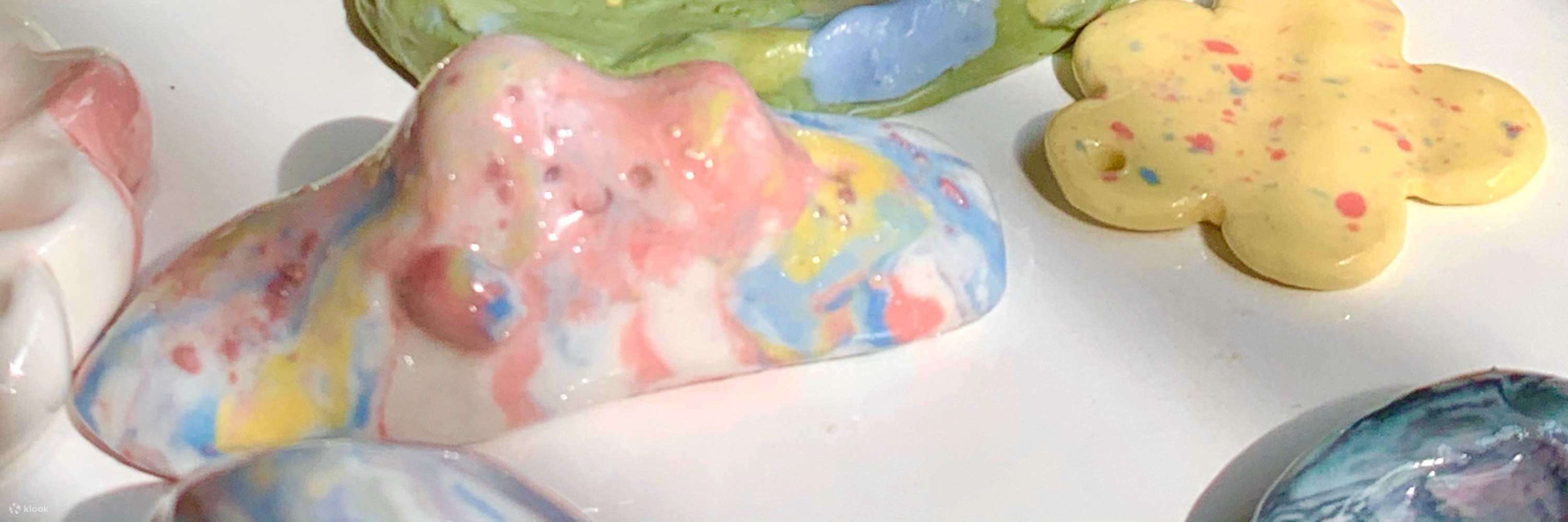 เครื่องปั้นดินเผาที่ทำจากดินสี