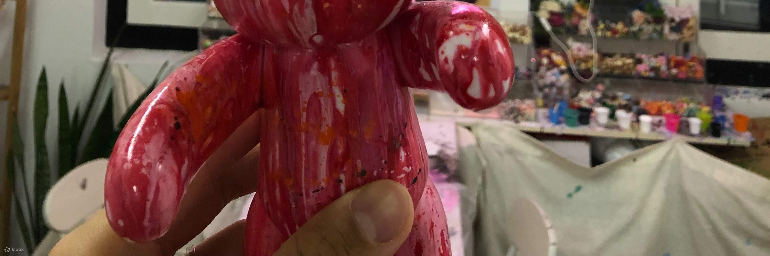 Workshop L'Atelier Du Reve Singapura membuat boneka beruang dengan aliran cairan