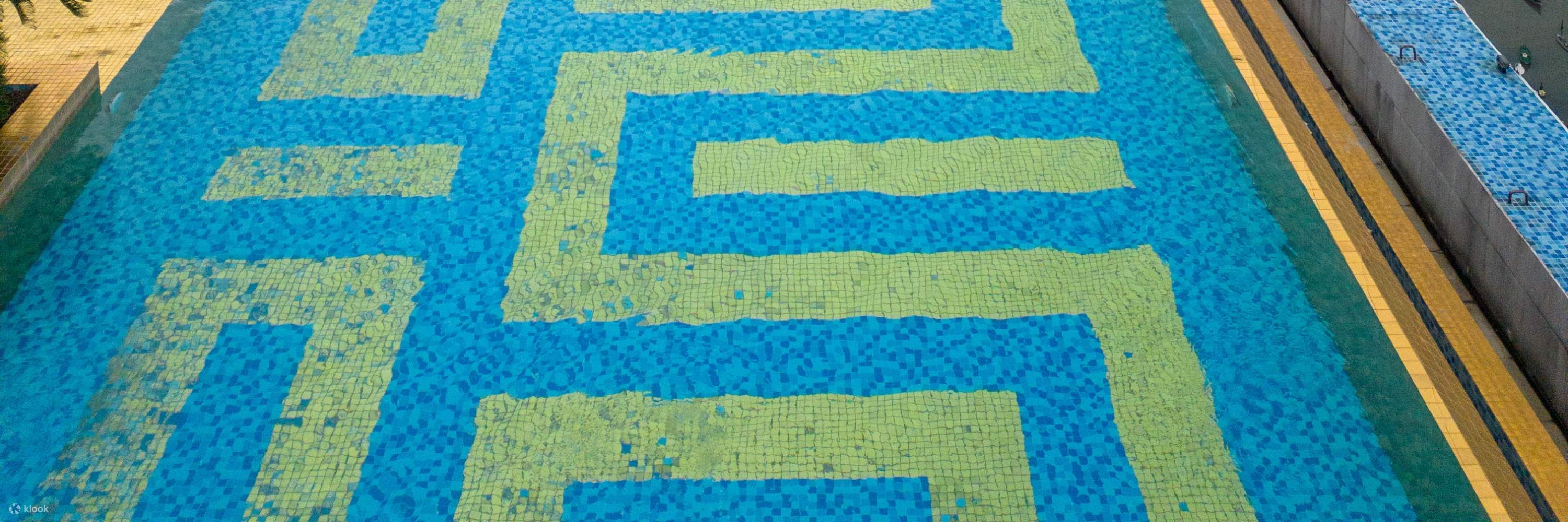 Schwimmendes Frühstück im Infinity-Pool im Wyndham Danang Golden Bay