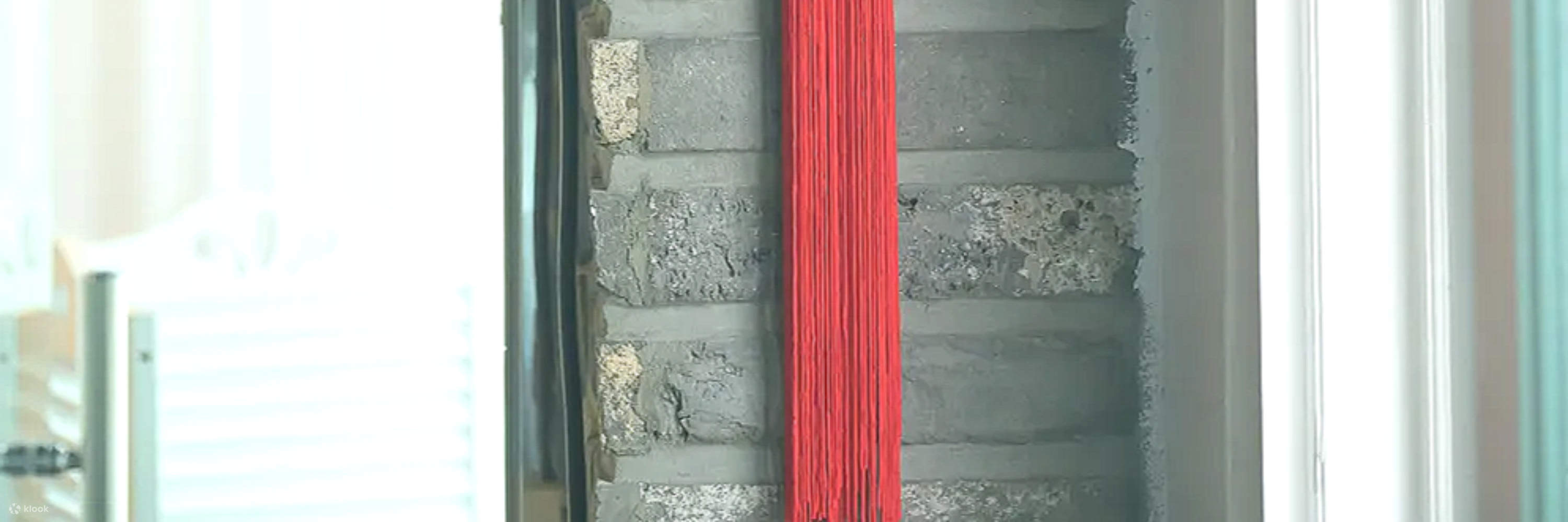 “鹤是象征长寿的十种动物（十长生）之一，在古代宫廷中备受珍视，象征着优雅和长寿。”