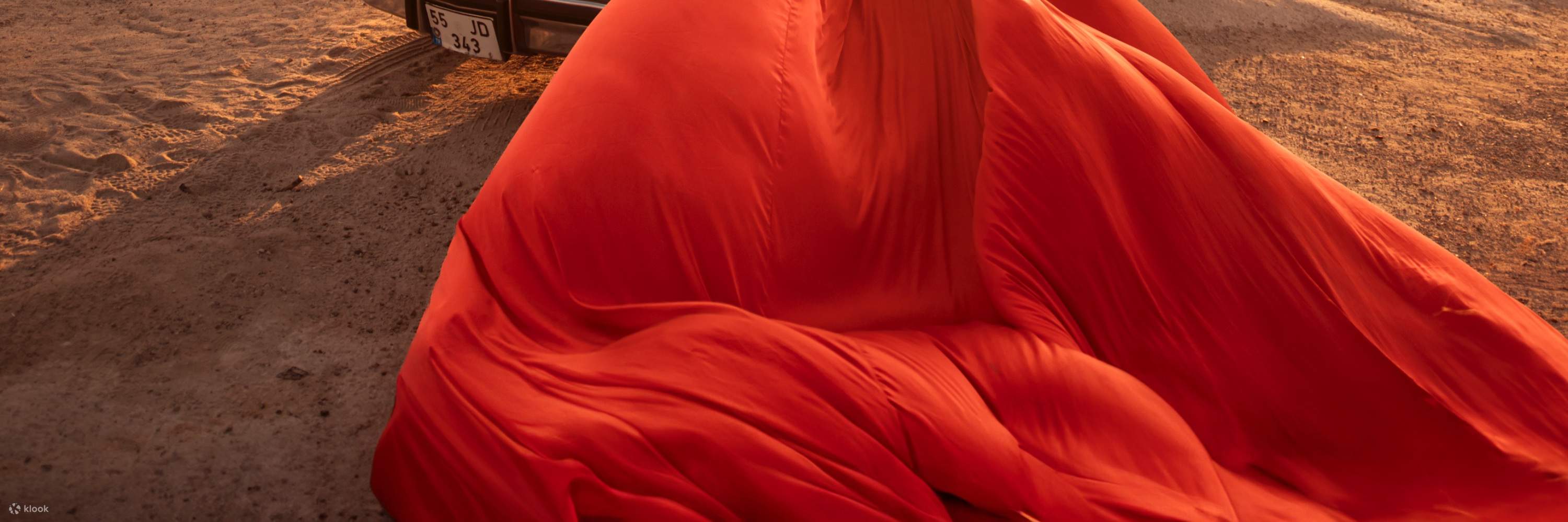 優雅舞動，感受緞面布料的輕柔飄逸