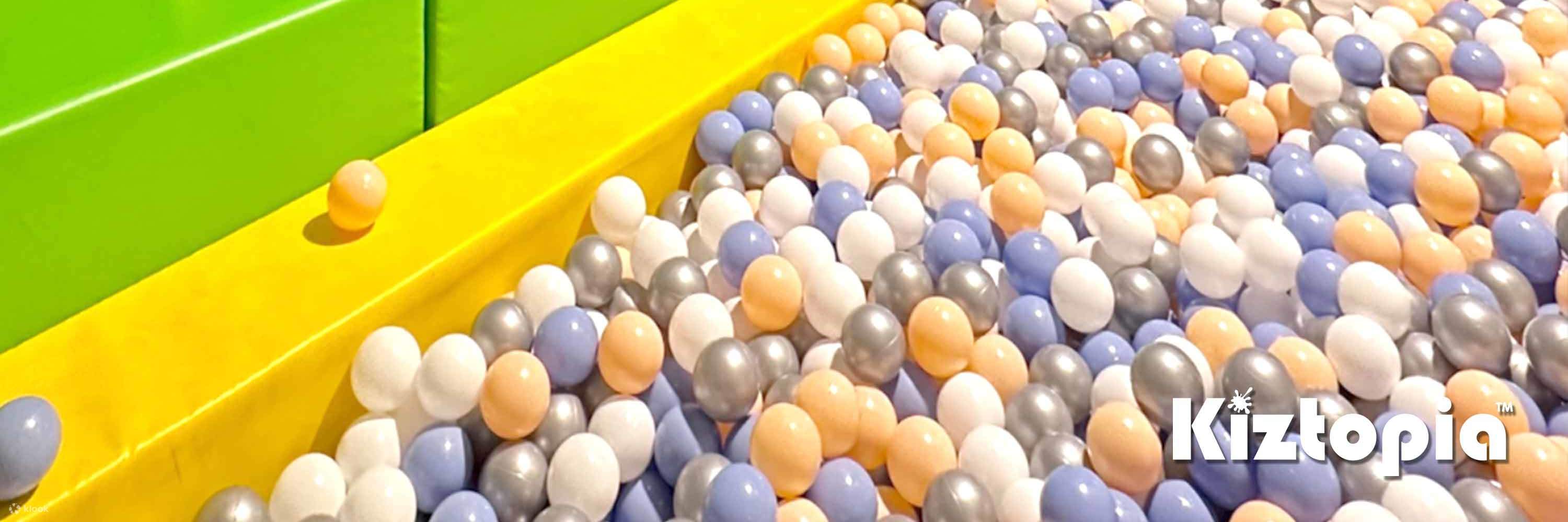 kanak-kanak bermain di kolam bola