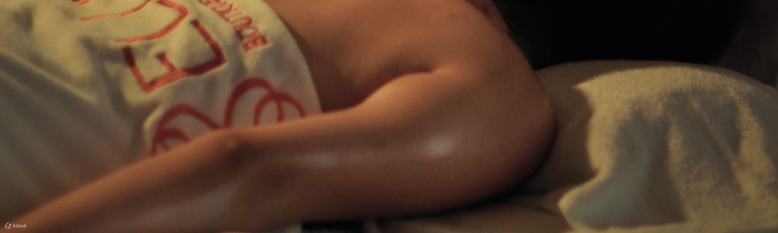 Notre massage aux tapis d'herbes de 90 minutes combine des techniques expertes avec un tapis unique infusé aux herbes pour soulager les tensions musculaires. Cette thérapie vietnamienne traditionnelle offre une relaxation profonde et un rajeunissement com